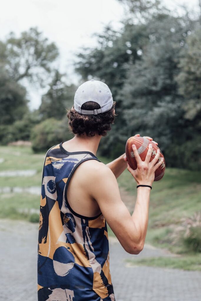 A young adult prepares to throw an American football outdoors in Ciudad de México, México.